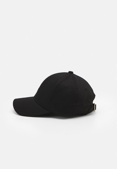 Gorra de béisbol negra hecha de algodón, con visera curva y banda ajustable con hebilla de metal en la parte de atrás.