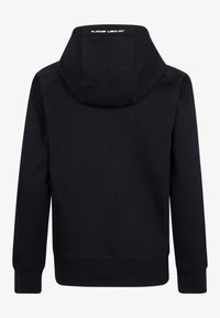 Μαύρο φούτερ με τσέπη καγκουρό και ρυθμιζόμενο κορδόνι. Μαλακό ύφασμα με λεία υφή και ριγέ μανσέτες και στρίφωμα.