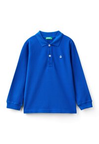Polo a maniche lunghe di un vivace blu, realizzato in materiale morbido. Presenta un colletto classico, una patta con tre bottoni e un piccolo logo ricamato.