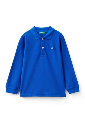 Polo à manches longues de couleur bleu vif, fabriqué dans un matériau doux. Il possède un col classique, une patte de boutonnage à trois boutons et un petit logo brodé.