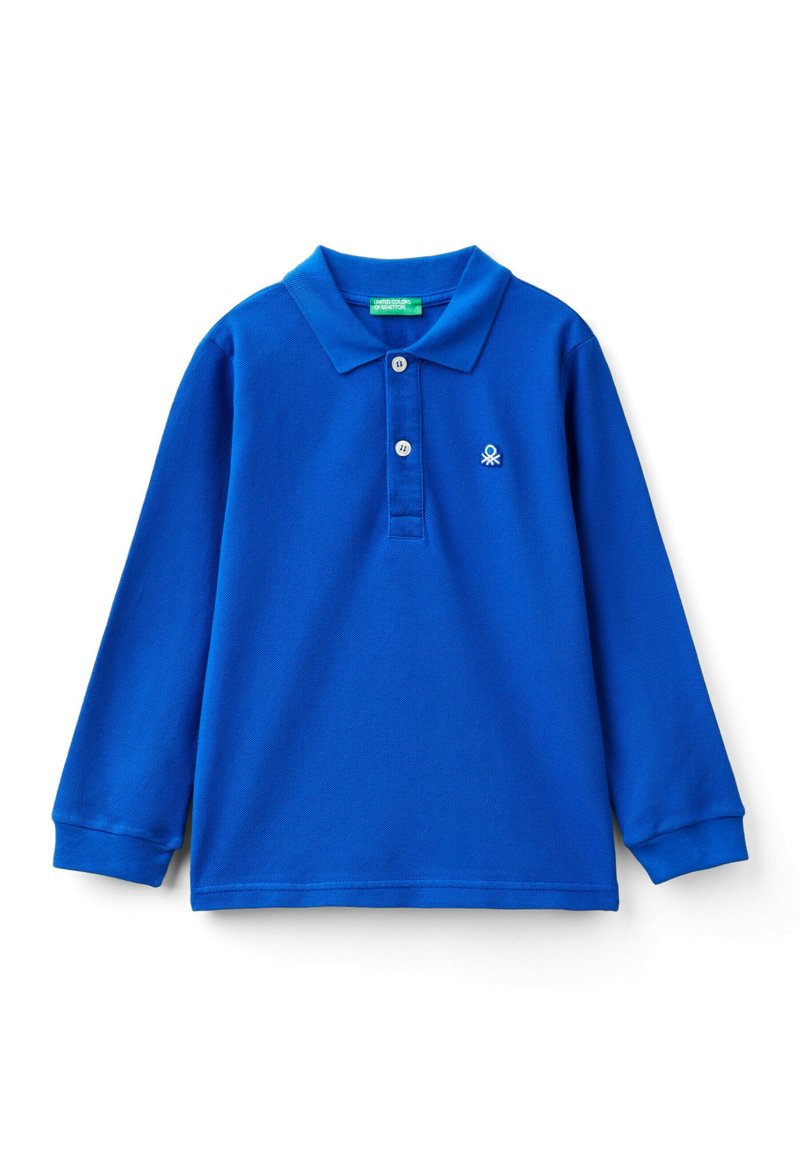 Polo a maniche lunghe di un vivace blu, realizzato in materiale morbido. Presenta un colletto classico, una patta con tre bottoni e un piccolo logo ricamato.