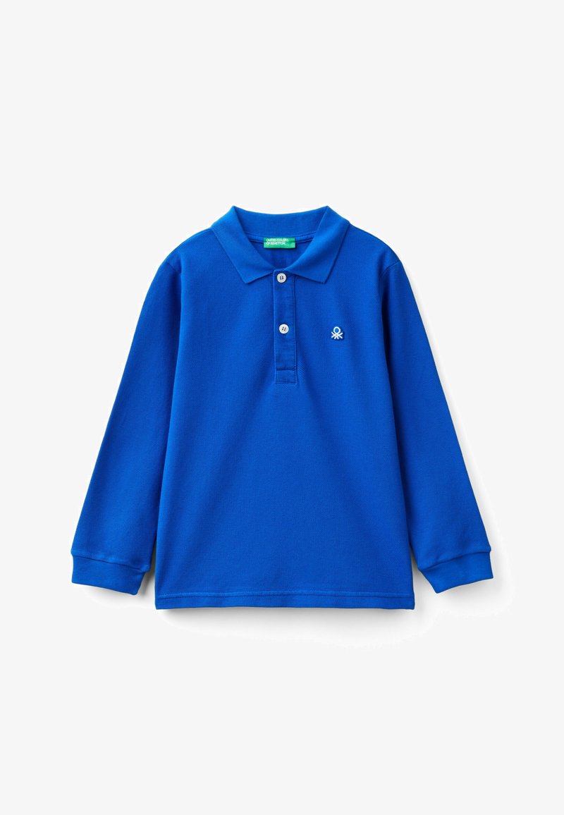 Polo a maniche lunghe di un vivace blu, realizzato in materiale morbido. Presenta un colletto classico, una patta con tre bottoni e un piccolo logo ricamato.