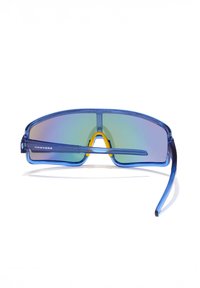 Gafas de sol azules con una montura ancha, lentes reflectantes con gradiente y un puente de acento amarillo, con varillas delgadas de color azul.