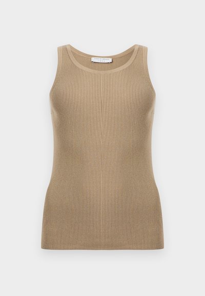 Μπεζ ριμπ πλεκτό αμάνικο τοπ με στρογγυλή λαιμόκοψη, εφαρμοστή γραμμή και ετικέτα με την επιγραφή "Tiger of Sweden 1903" στο πίσω μέρος του γιακά εσωτερικά.