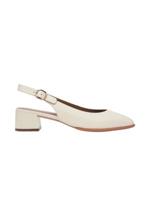 Kremowy but na obcasie typu slingback z kwadratowym obcasem, górą z gładkiej skóry, spiczastym noskiem i regulowanym paskiem na kostkę z detalem z klamrą.