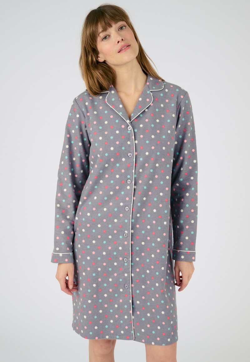 Camicia da notte grigia a maniche lunghe con pois multicolori, bottoni frontali e piping azzurro pallido lungo il colletto e i polsini. Tessuto morbido.