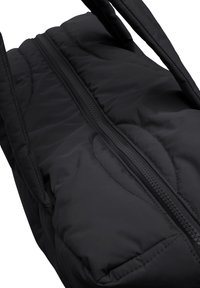 Bolsa de plumas negra con forma rectangular, que presenta un cierre central con cremallera y dos asas resistentes. El material parece suave con una textura acolchada.