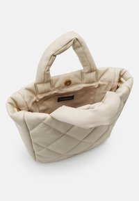 Sac à main matelassé crème avec poignées rembourrées, fermeture à pression dorée et poche intérieure en tissu étiquetée "Even & Odd".