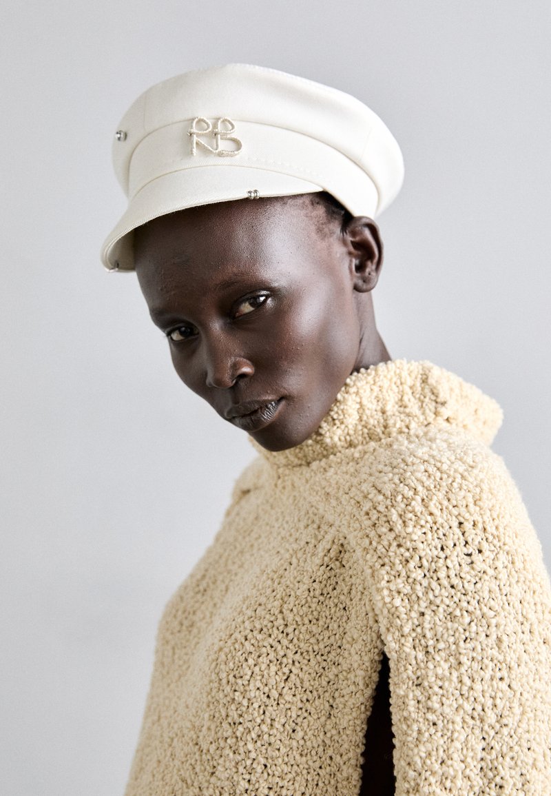 RUSLAN BAGINSKIY PIERCED LOGO-PLAQUE BAKER BOY - Cap - ivory