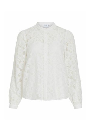 Hvid blondebluse med høj krave, lange ærmer og knaplukning foran. Har blomsterudsmykninger, gennemsigtig tekstur og elastiske manchetter.
