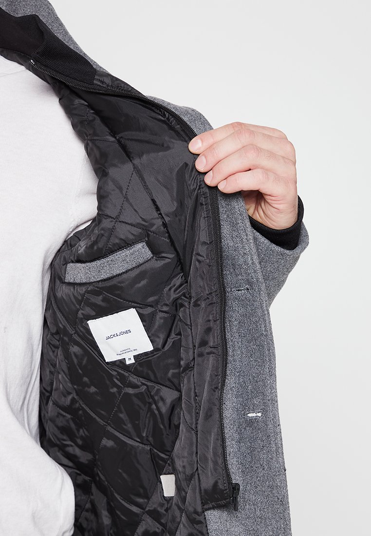 Szara kurtka z czarną pikowaną podszewką. Posiada zamek błyskawiczny, wewnętrzną kieszeń i metkę umieszczoną wewnątrz.