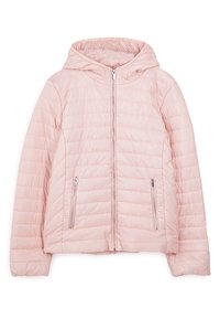 Różowa, pikowana kurtka zapinana na zamek z kapturem, z poziomym wzorem pikowania i dwoma bocznymi kieszeniami zapinanymi na zamek. Gładka, lekka tekstura.