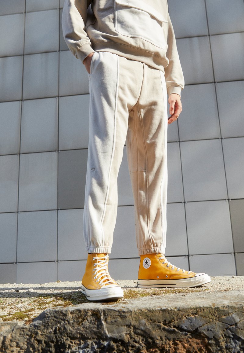 Converse PANELED JOGGER Tracksuit bottoms papyrus/beige Zalando.co.uk
