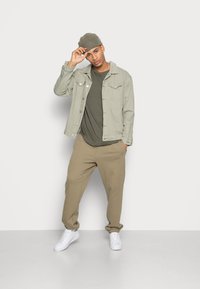 ARKET Calças de fato de treino - khaki green