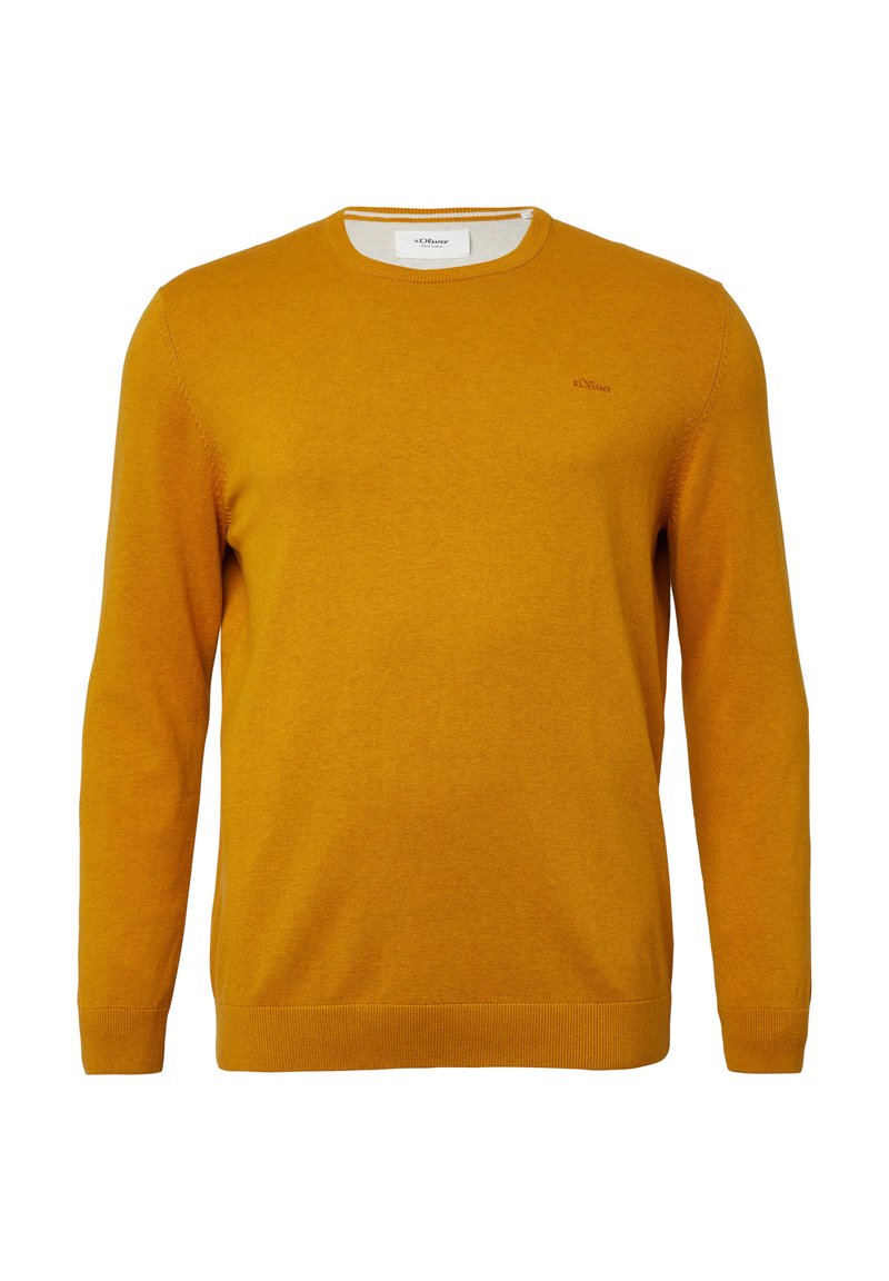 Mosterdgele crewneck trui met geribbelde boorden en onderrand. Zachte textuur en minimalistisch ontwerp met een klein logo op de borst.