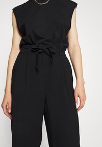 Vero Moda Kalhoty - black