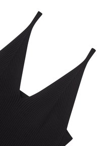 Canotta nera a coste con spalline sottili, caratterizzata da una profonda scollatura a V e una vestibilità aderente. Il materiale ha una texture liscia e una leggera elasticità.