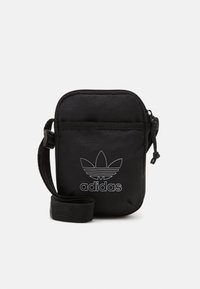 Černá nylonová crossbody taška s nastavitelným popruhem, zipovým uzavřením a bílým vyšitým logem Adidas se třemi pruhy.