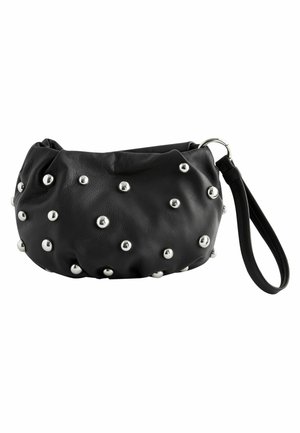 Petit sac bracelet en cuir noir avec des clous ronds argentés répartis uniformément sur sa surface et une poignée en boucle attachée par un anneau métallique.