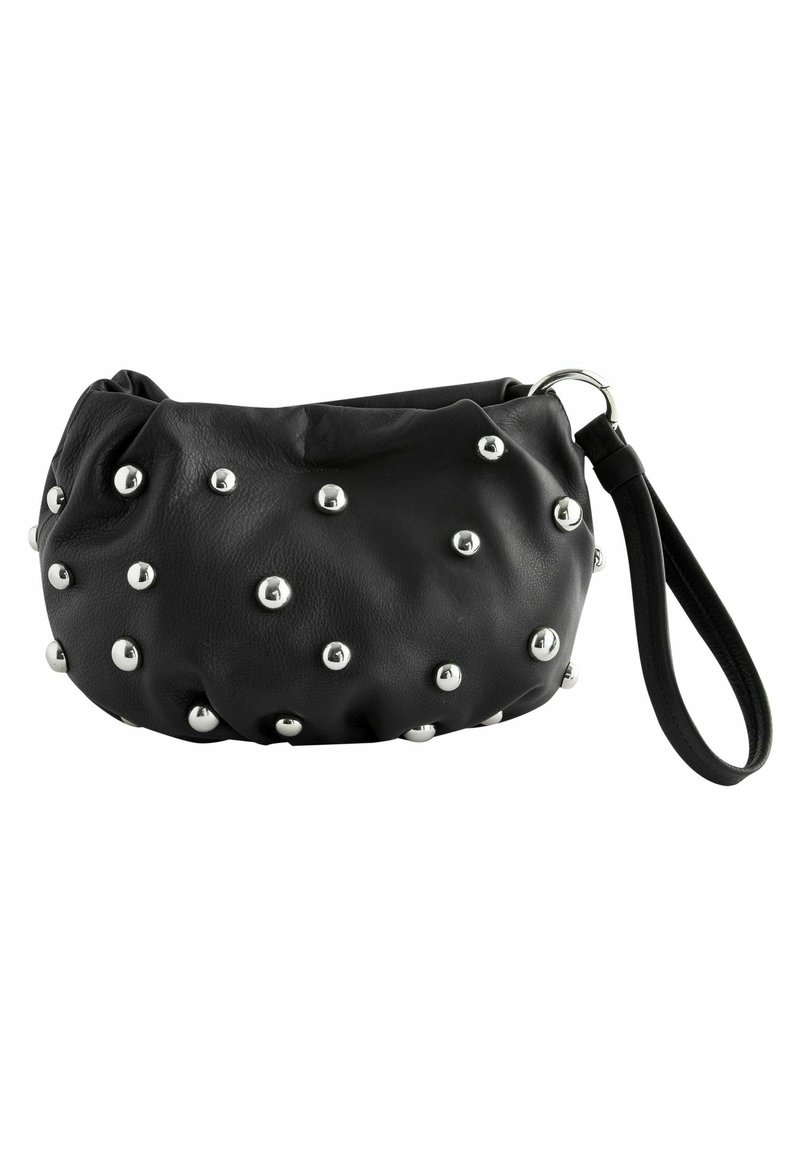 Petit sac bracelet en cuir noir avec des clous ronds argentés répartis uniformément sur sa surface et une poignée en boucle attachée par un anneau métallique.