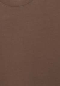 Braunfarbiges Baumwoll-T-Shirt mit Rundhalsausschnitt und glatter Textur, minimalistischem Design und ohne sichtbare Muster oder Verzierungen.