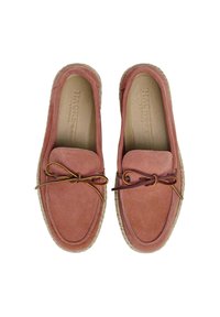 Ružičasti ante deblji mokasini s okruglim vrhom, smešnim kožnim pertlama i dekorativnom mašnom. Midsole u jute stilu s kontrastnim detaljima šivanja.