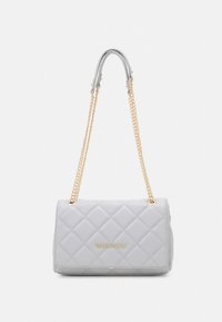 Šedá prošívaná kabelka se zlatým řetízkovým popruhem, s rovnou konstrukcí a logem na přední straně. Hladká textura a pevný tvar.