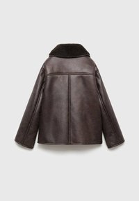 Giacca di pelle marrone con colletto in shearling nero, maniche larghe e un design squadrato. Presenta cuciture verticali per un tocco in più.