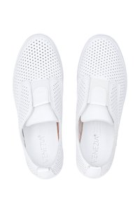Weiße Slipper-Sneaker aus perforiertem Leder, mit elastischen Seitenpaneelen und einer glatten Sohle. Logo auf der Innensohle gedruckt. Leichtes Design.