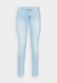 Jeans de mezclilla de un azul claro, con un corte ajustado, cintura a media altura y diseño clásico de cinco bolsillos. Cuentan con un cierre de botón y cremallera, y un ligero estiramiento.