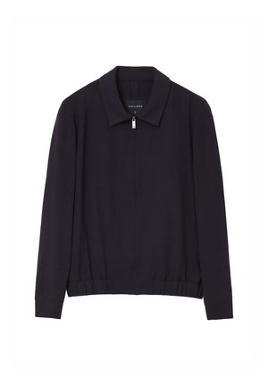 Giacca nera con zip, colletto, orlo elasticizzato e maniche lunghe; realizzata in tessuto liscio con un design minimalista.
