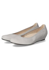 Grijze suède wedge ballerina's met een ronde neus en een lage hak, voorzien van een gladde bovenkant, een zachte binnenkant en een geperforeerde inlegzool voor comfort.