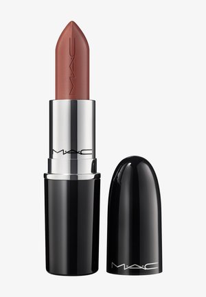 Rouge à lèvres MAC marron avec boîtier argenté et noir, bouchon retiré et placé à côté du tube de rouge à lèvres sur fond blanc.