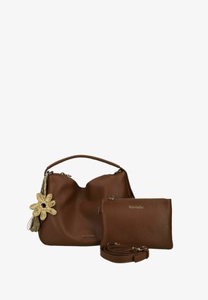 Sac à main en cuir marron texturé avec une pochette moyenne assortie et une bandoulière détachable, décoré d'un porte-clés en forme de fleur beige.