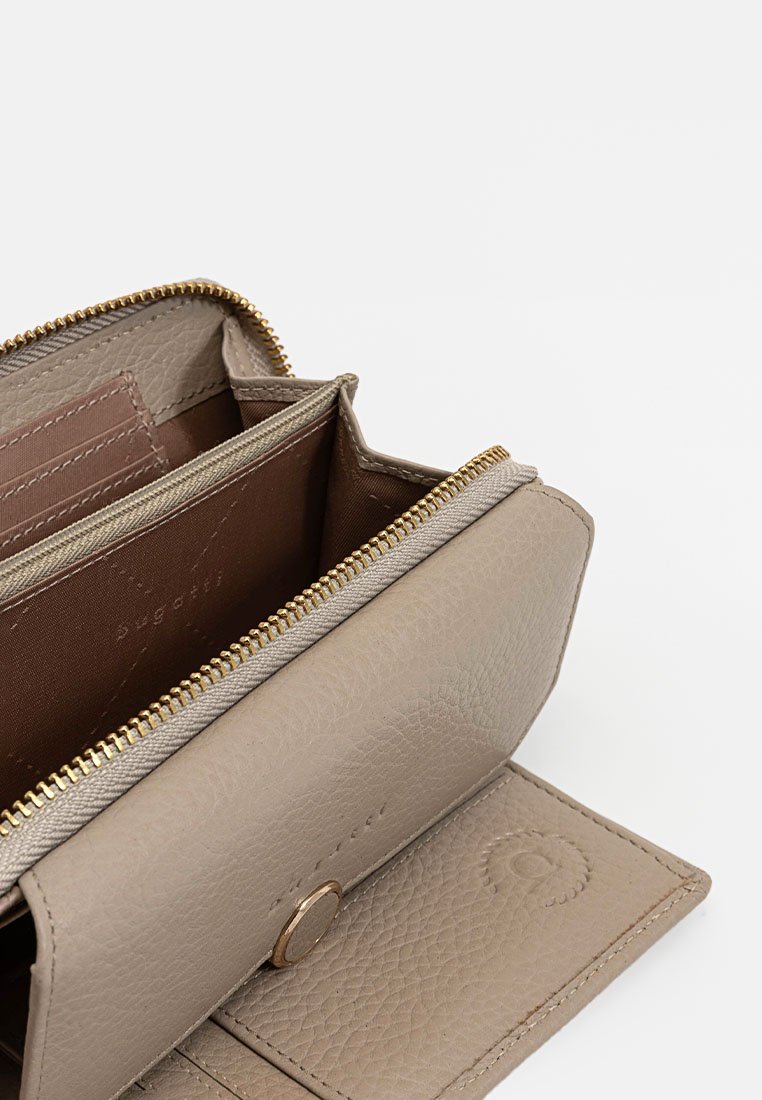 Cartera de cuero beige con acabado texturizado, cremallera dorada, múltiples compartimentos y cierre a presión. El interior cuenta con ranuras para tarjetas de crédito.