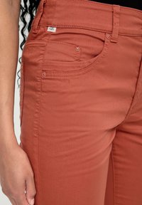 QS SLIM - Shorts - papaya