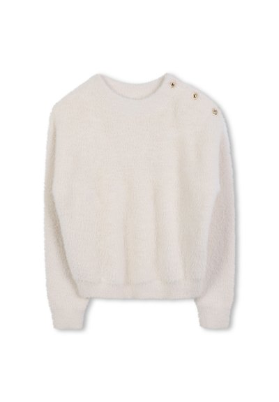 Biały, puszysty sweter z okrągłym dekoltem, żebrowanym wykończeniem i trzema ozdobnymi złotymi guzikami na lewym ramieniu. Miękka tekstura, luźny krój.