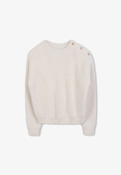 Biały, puszysty sweter z okrągłym dekoltem, żebrowanym wykończeniem i trzema ozdobnymi złotymi guzikami na lewym ramieniu. Miękka tekstura, luźny krój.