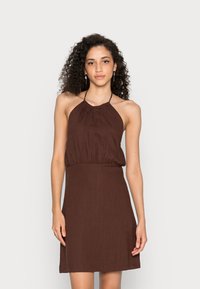 Vestido castanho de alças com corpete franzido e saia em A, feito de tecido texturizado. O design apresenta alças finas e um corte solto.