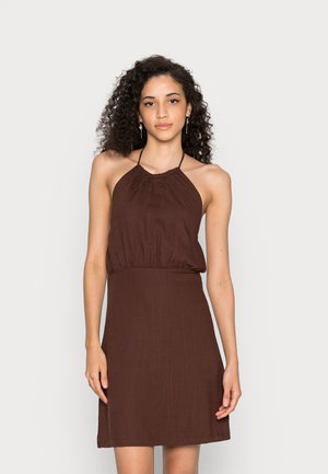 Vestido castanho de alças com corpete franzido e saia em A, feito de tecido texturizado. O design apresenta alças finas e um corte solto.