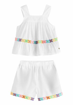 Biely bezrukávový top a šortky pre batoľa s farebnými vyšívanými kvetmi pozdĺž lemu oboch častí.