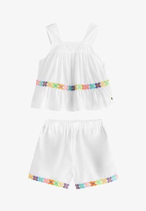 Fehér ujjatlan kisgyermek felső és rövidnadrág szett, mindkét darab alján színes hímzett virágmintával.