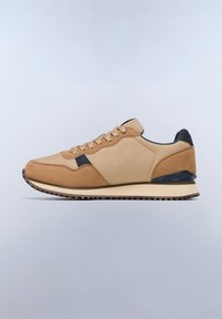 Sneaker beige con una combinazione di texture opache e scamosciate, accenti neri, lacci piatti e suola in gomma con dettagli a coste.