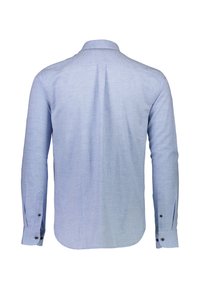 Ljusblå långärmad skjorta i texturerad tyg, med en avsmalnande krage, knäppta manschetter och en rundad nederkant. Bakifrån syns en mittveck.
