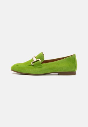 Groene suède instappers met een afgeronde neus en een gouden gespdetail op de voet. Lage bruine hak en een gladde interieurvoering.