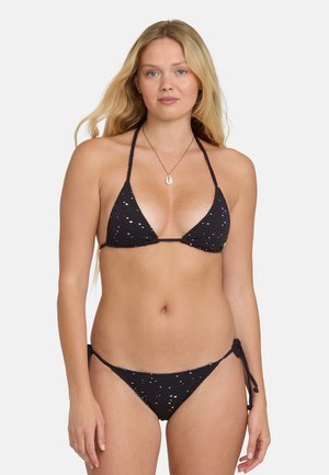 Czarny komplet bikini z trójkątnym topem na wiązanych ramiączkach i majtkami z niskim stanem. Materiał posiada drobne wycięcia.