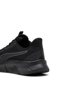 Scarpa da corsa nera con tomaia in mesh, suola in gomma testurizzata, tacco imbottito e dettagli con logo discreti. Progettata per comfort e sostegno.