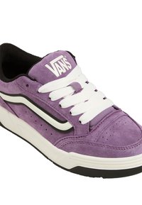 Lila mockask sneaker med vita snören, svarta accenter och ett vitt sidostreck. Platåsål med perforeringar för andningsförmåga.