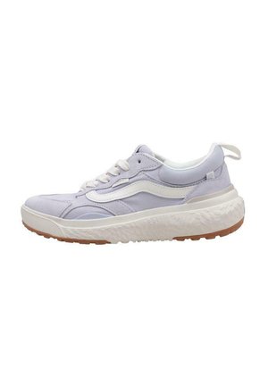 Zapatilla de deporte de color púrpura claro, hecha de ante y malla, con acentos en blanco, diseño con cordones, cuello acolchado y suela de goma texturizada.