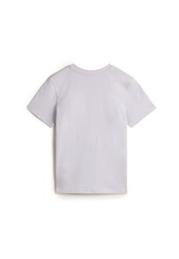 Lys lilla kortærmet t-shirt lavet af blød bomuld, med rund hals og et enkelt design uden synlige logoer eller mønstre.